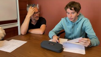 Élève adoptant un travail régulier