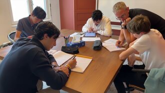Élève adoptant un travail régulier